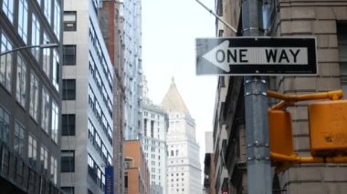 New York caddesi kavşağı, sarı trafik ışığı, tek yönlü ulaşım yolu kavşağı, Birleşik Devletler. Mimarlık. Tek yönlü ok işareti. Manhattan şehir merkezi finans sektörü.