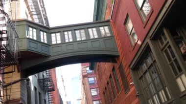 New York City Staple Caddesi, Skybridge. Antika endüstriyel mimari, kırmızı tuğla bina. Amerika 'nın tarihi fıçısı Manhattan' daki gökyüzü köprüsünü yükseltti. Yangın merdiveni.