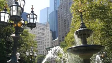 New York City Aşağı Manhattan, Downtown Finans Bölgesi mimarisi, Birleşik Devletler. Broadway caddesinde yüksek binalar, ABD. Amerikan şehir manzarası, New York City Hall Park 'taki çeşme. Yeşiller.