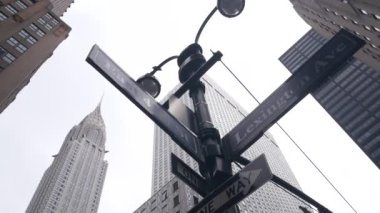 New York Şehri kavşağı, yol kavşağı tabelası. Chrysler binası, Midtown bölgesi, Lex av, NYC, ABD. Yükselen gökdelen mimarisi, Lexington Bulvarı köşe metin yol işareti