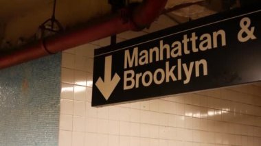 New York metro istasyonu içi, Manhattan mesaj tabelası. Yeraltı metropolü. Birleşik Devletler metro nakliye navigasyonu. Bilgi levhası kamu yolcu tren yolu. Şehir merkezi ve Brooklyn yönü