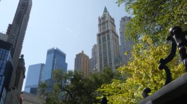 New York City Aşağı Manhattan, Downtown Finans Bölgesi mimarisi, Birleşik Devletler. Woolworth binası, yüksek katlı gökdelen, Broadway Caddesi, ABD. Amerikan şehir sahnesi, New York 'taki City Hall Park..