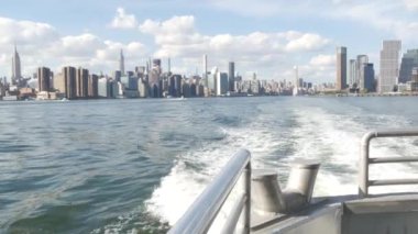 Feribottan New York City silueti. Manhattan şehir merkezinde, feribottan yükselen gökdelenler. Doğu nehri kıyısı manzarası, nehir kenarı mimarisi, ABD. Empire State, Chrysler Binası.