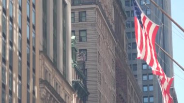 New York City Aşağı Manhattan, Downtown Financial District sokak mimarisi, Birleşik Devletler. Yüksek gökdelenler, konutlar, ofis binaları, Amerikan bayrağı. Gayrimenkul, ABD emlak. Fidi Kuleleri