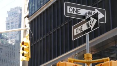 New York caddesi kavşağı, sarı trafik ışığı, tek yönlü ulaşım yolu kavşağı, Birleşik Devletler. Mimarlık. Tek yönlü ok işareti. Manhattan şehir merkezi finans sektörü.