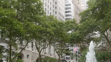 New York City Aşağı Manhattan, Downtown Finans Bölgesi mimarisi, Birleşik Devletler. Broadway caddesinde yüksek binalar, ABD. Amerikan şehir manzarası, Bowling Green Park, NYC 'de çeşme. Yeşiller