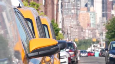 New York 'ta. Queens caddesindeki sarı taksiler. Long Island, LIC 'de bir sürü taksi var. Madalyon taksi ve Manhattan şehir merkezi şehir merkezi silueti. Yüksek binalı mimari.