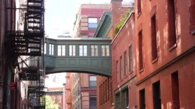 New York City Staple Caddesi, Skybridge. Antika endüstriyel mimari, kırmızı tuğla bina. Amerika 'nın tarihi fıçısı Manhattan' daki gökyüzü köprüsünü yükseltti. Yangın merdiveni.