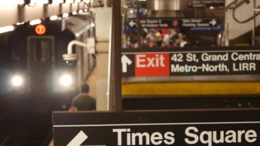New York metro istasyonu içi, yeraltı metro platformu. Birleşik Devletler metro taşımacılığı. Yolcu treni trafiği. Mesaj işareti Times Meydanı, Grand Central, 42. İnsanlar ve eğitim.