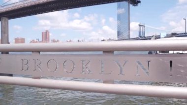 New York City Manhattan şehir merkezi silueti, finans bölgesi deniz manzarası. Doğu nehri, Brooklyn Köprüsü yakınlarındaki Dumbo iskelesinde. Dünya Ticaret Merkezi gökdeleni. İkonik nehir manzarası, korkuluk işareti.