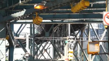 New York metrosu, metropol köprüsü, caddenin üstündeki metro yolu. Demiryolu taşımacılığı. Demiryolu hattı. Queens toplu taşımacılığı. Long Island City, Birleşik Devletler. Sarı trafik ışığı