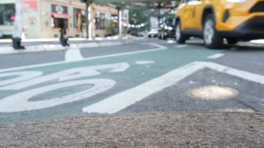 New York caddesinin yukarısında metro var. Metropolitan Köprüsü, Queens, Birleşik Devletler. Long Island metro hattı üzerinde, Birleşik Devletler. Tren yolu altında bir taksi. Sarı taksi, Queensboro..