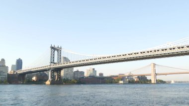 New York City Manhattan Köprüsü 'nden Dumbo, Brooklyn Köprüsü' ne. İskele 35, ABD 'den rıhtım manzaralı şehir manzarası. Doğu nehri ikonik manzarası, sabah gün batımı deniz kenarında. Nehir kenarı mimarisi. NYC simgesi.