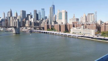 Manhattan Köprüsü 'nden Brooklyn Köprüsü. New York City şehir merkezi, finans bölgesi şehir merkezi, Dünya Ticaret Merkezi. FDR Drive karayolu üzerindeki taşımacılık trafiği, Doğu Nehri suyu, ABD.