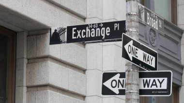 New York, Birleşik Devletler. Aşağı Manhattan Merkez Finans Bölgesi. Amerikan Wall Street. Borsa ve Broad köşe trafik levhası. Borsa, ABD Borsası. Kesişen yol.