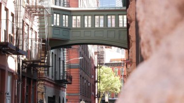 New York City Staple Caddesi, Skybridge. Antika endüstriyel mimari, kırmızı tuğla bina. Amerika 'nın tarihi fıçısı Manhattan' daki gökyüzü köprüsünü yükseltti. Yangın merdiveni.