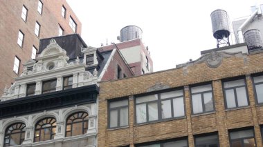New York City klasik bina mimarisi. Şehir dışındaki konutlar. ABD 'de gayrimenkul. Amerika 'da tipik bir tuğla cephesi. Çatıdaki su kulesi, New York 'un çatısında depo..