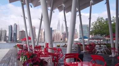 New York şehri kıyısı silueti, Manhattan şehir merkezi binaları, nehir kıyısındaki gökdelenler, doğu nehri suyu. Waterside şehir manzarası, Hunters Point rıhtım kolonları, Long Island, Queens. Birleşik Devletler.