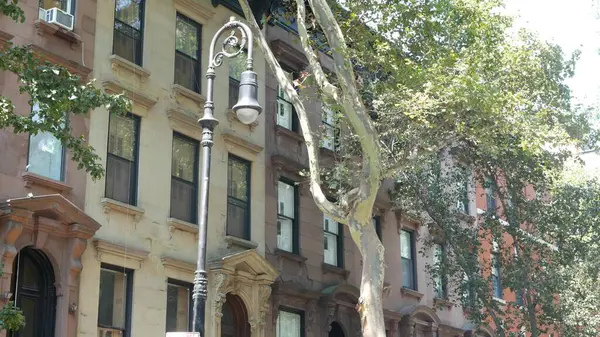 New York City konak binası, Brooklyn Heights yerleşim bölgesi, ABD. Brownstone şehir mimarisi, bağlı ev. Amerika Birleşik Devletleri emlak, Amerikan mülkü, New York 'ta apartmanlar ve evler.