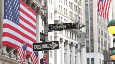 New York, Birleşik Devletler. Aşağı Manhattan Merkez Finans Bölgesi. Amerikan bayrağı, Wall Street. Borsa ve Broad köşe tabelası. Borsa, ABD Borsası. Metro metro küresi.