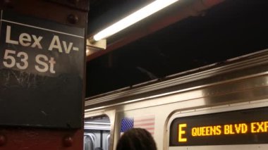 New York metro istasyonu içi, yeraltı metro platformu tabelası. Metro treni, demiryolu yolcusu toplu taşıma, Birleşik Devletler. Lexington Bulvarı. Lex Caddesi. Manhattan şehir merkezi.