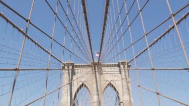 Brooklyn Köprüsü 'nden Manhattan' a, kablolar ve mavi gökyüzü. New York 'un simgesel sembolü, ABD' nin seyahat hedefi. Amerika Birleşik Devletleri 'nin mimarisi, turist simgesi. Ünlü kablolu yayın köprüsü.