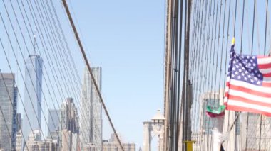 Brooklyn Köprüsü 'nde bayrak, Manhattan şehir merkezi, New York City silueti, finans bölgesi şehir manzarası. Dünya Ticaret Merkezi gökdeleni. Amerika Birleşik Devletleri bağımsızlığın vatansever sembolü. Köprü kablosu