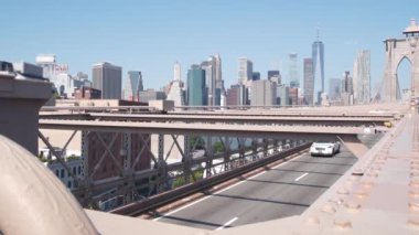 Brooklyn Köprüsü 'nde arabalar. New York City Manhattan şehir merkezi silueti, finans bölgesi şehir mimarisi. Dünya Ticaret Merkezi, Dünya Ticaret Merkezi gökdeleni. Dumbo 'ya yol trafiği ve sarı taksi. ABD 'ye Seyahat.