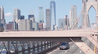 Arabalar Brooklyn Köprüsü 'nden Dumbo' ya. New York City Manhattan şehir merkezi silueti, finans bölgesi şehir manzarası. Dünya Ticaret Merkezi, Dünya Ticaret Merkezi gökdeleni. Yol trafiği ve mimari. İkonik simge, ABD seyahati