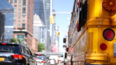 New York Manhattan caddesinde sarı okul otobüsü, yoğun şehir yolunda okul otobüsü kamyonu. Çocuk eğitim ve ulaşım, ABD. Amerikan okul servisi trafik sıkışıklığında, Chelsea Bulvarı 10 numara, ABD.