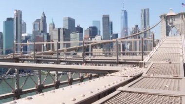 Brooklyn Köprüsü 'nden Manhattan' a. New York City silueti, finans bölgesi şehir manzarası. Dünya Ticaret Merkezi, Dünya Ticaret Merkezi gökdeleni, vidaları boş ver. Iconic USA seyahat rotası. Amerika Birleşik Devletleri.
