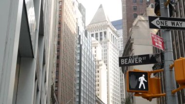 New York, Birleşik Devletler. Manhattan Merkez Finans Bölgesi. Amerikan Wall Street. Broad and Beaver köşe tabelası. Borsa, ABD Borsası. Kavşakta trafik ışığı var..