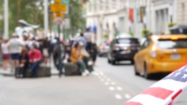 New York City Suçlama Boğası, Wall Street Borsası sembolü, ABD. Aşağı Manhattan Merkez Finans Bölgesi, Birleşik Devletler. Broadway caddesinde Amerikan Bayrağı. Odaklanamayan turistler. Sarı taksi.