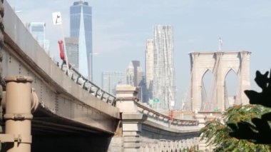 Brooklyn Köprüsü 'nden Manhattan' a. New York City silueti, finans bölgesi şehir manzarası. Dünya Ticaret Merkezi, Dünya Ticaret Merkezi gökdeleni. Iconic USA seyahat rotası. Amerika Birleşik Devletleri.