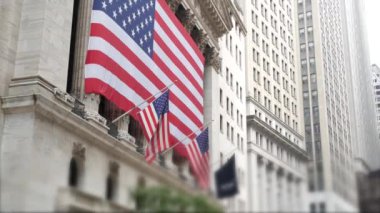New York, Birleşik Devletler. Aşağı Manhattan Mali Bölgesi Şehir Mimarisi. Kocaman bir Amerikan bayrağı. Wall Street Borsa Binası, ABD Borsa Ticareti.