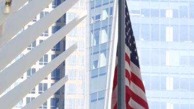 New York, Amerikan bayrağı dalgalanması. Dünya Ticaret Merkezi. Manhattan şehir merkezinde. Özgürlüğün sembolü, demokrasi, özgürlük, vatanseverlik. Star Spangled Banner, Eski Zafer. Yıldızlar ve Çizgiler. 11 Eylül Anma Günü