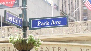 New York City Grand Central Terminali, 42 sokak, Park Avenue, Pershing Square Köprüsü mimarisi. Şehir merkezi, demiryolu ulaşımı. Amerikan bayrağı, New York kavşağı, kavşak işareti