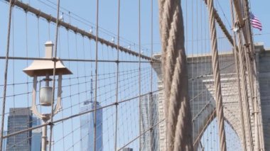 Brooklyn Köprüsü 'nden Manhattan' a, kablolar ve mavi gökyüzü. New York City silueti, finans bölgesi şehir manzarası. Dünya Ticaret Merkezi, ABD seyahat merkezi. Amerika Birleşik Devletleri Mimarisi.