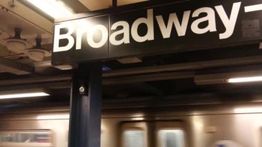 New York metro istasyonu içi, yeraltı metro platformu tabelası. Metro treni, yolcu taşımacılığı, Birleşik Devletler. Yazı tahtası, Broadway. New York şehir merkezi, Manhattan trafiği.