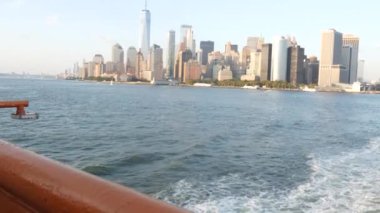 New York City feribottan Staten Island 'a ufuk çizgisi. Manhattan şehir merkezinde. Feribottan Dünya Ticaret Merkezi gökdelenine. Nehir kıyısı günbatımı manzarası, nehir kenarındaki binalar, Fidi, ABD