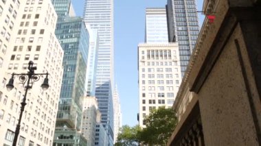 New York City Manhattan Midtown 42 sokak mimarisi. Chrysler binası, ikonik gökdelen, ABD. Amerikan şehir kulesi, Birleşik Devletler. 5. Cadde, Bryant Park, Kütüphane yakınlarında.