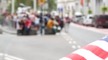 New York City Suçlama Boğa, Wall Street Borsa sembolü ABD. Aşağı Manhattan Merkez Finans Bölgesi, Birleşik Devletler. Broadway caddesinde Amerikan Bayrağı. Odaklanamayan turistler. Yer imi.