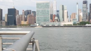 New York şehri kıyısı silueti, Manhattan şehir merkezi binaları, nehir kıyısındaki gökdelenler, doğu nehri suyu. Liman kenti manzarası, Gantry Plaza Park, Long Island, Queens. Birleşik Devletler mimarisi.
