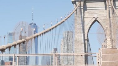 Brooklyn Köprüsü 'nden Manhattan' a, kablolar ve mavi gökyüzü. New York City silueti, finans bölgesi şehir manzarası. Dünya Ticaret Merkezi, ABD seyahat merkezi. Amerika Birleşik Devletleri Mimarisi.