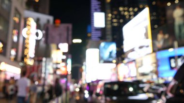 New York City Times Meydanı, Manhattan Midtown Broadway Caddesi, ABD. Amerikan NYC şehir hayatı. Yayaların dikkatini dağıttı. Reklam tabelaları, ticari reklamlar, parlayan reklam panoları..