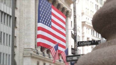 New York, Birleşik Devletler. Aşağı Manhattan Merkez Finans Bölgesi. Amerikan Wall Street. Borsa ve Broad köşe trafik levhası. Borsa, ABD Borsası. Kesişen yol.