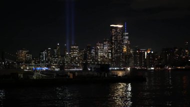 11 Eylül Anma Günü 'nde Manhattan, Light' tan Doğu Nehri 'ne övgü. Feribottan New York 'a. Dünya Ticaret Merkezi. 11 Eylül Anıtı. Amerika Birleşik Devletleri 'nin gökyüzünde iki kiriş