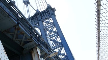 Manhattan Köprüsü 'nden Brooklyn Dumbo' ya. New York 'un sembolü, Amerika' nın seyahat yeri. Birleşik Devletler 'in mimarisi, turizm simgesi. Kablolu yayın köprüsü. Yaya yolundan kablolar ve gökyüzü. Düşük açı.