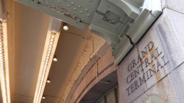 New York Şehri Grand Central Terminali tabelası. Yeraltı metrosu, metro istasyonu. GCT metropolitan girişi, yolcu taşımacılığı çıkışı. Demiryolu, Birleşik Devletler demiryolu. Manhattan şehir merkezi, 42. Cadde.