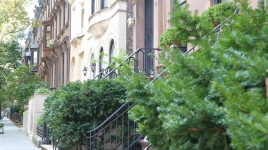 New York City konak binası, Brooklyn Heights yerleşim bölgesi, ABD. Brownstone şehir mimarisi, bağlı ev. Amerika Birleşik Devletleri emlak, Amerikan mülkü, New York 'ta apartmanlar ve evler.